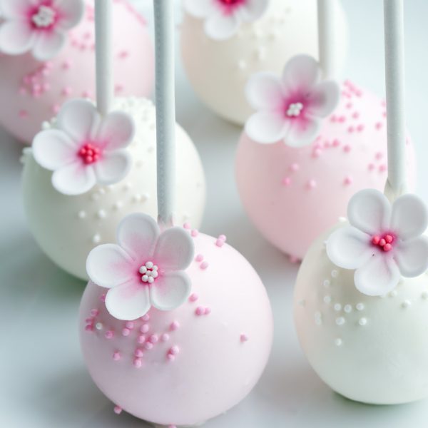 wedding-cake-pops-pvt4ck482bpbf6nlfq6mb5fij3q2dv12f8v05n450w